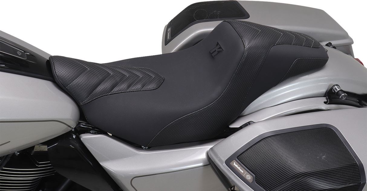 MUSTANG Signature Series Squareback™ Seat - Gripper Vinyl - Chevron - Gunmetal Stitch - FLH/FLT '23-'25 76324GM