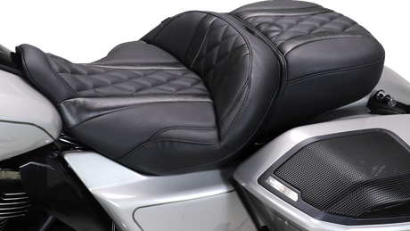 MUSTANG Deluxe One-Piece, 2-Up Seat - Diamond - Black Stitch - FLT/FLH '23-'25 89411